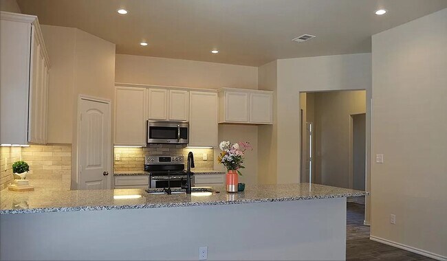 Building Photo - SOLAR PANEL HOME! 3 Bedroom 2 bathroom hou...