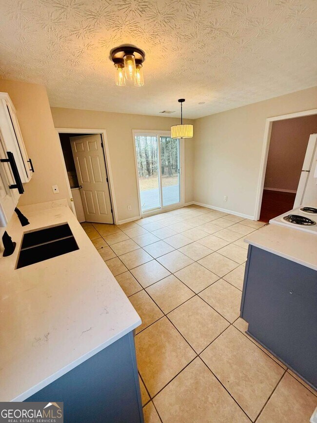 Building Photo - 325 Dreamland Ct