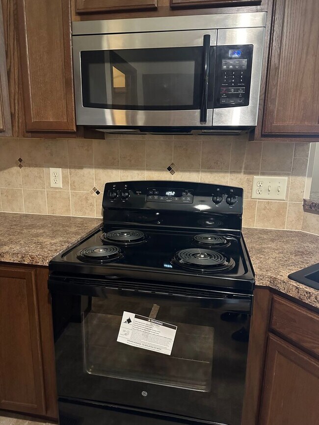 Foto del edificio - BEAUTIFUL 4 bedroom - 3 bathroom home with...