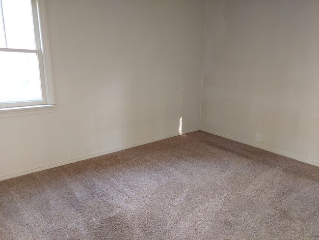 Foto del edificio - *LONG TERM RENTAL* (No Pets)