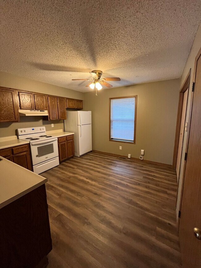 Foto del edificio - Updated 2 bed 1 bath with garage!