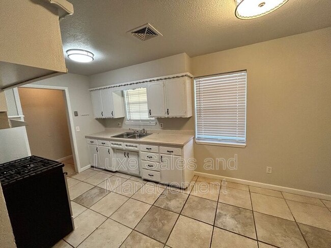 Building Photo - 936 Holoway Dr