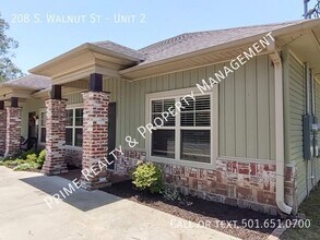 Building Photo - 208 S Walnut St
