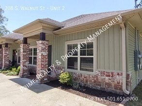 Building Photo - 208 S Walnut St