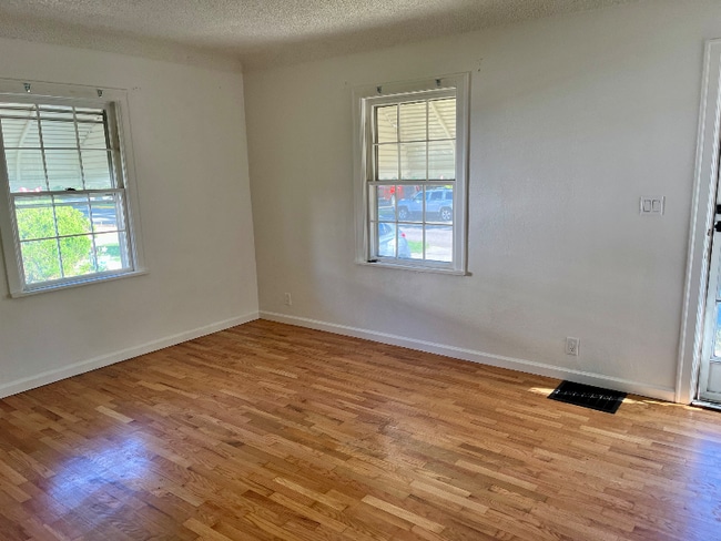 Building Photo - 415 Alderson Ave