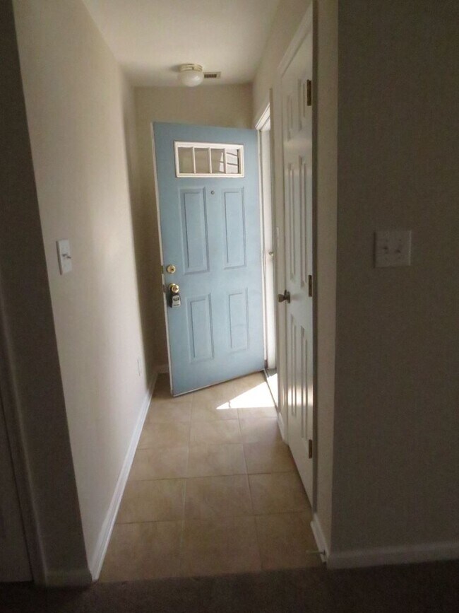 Foto del edificio - 2 BR, 1 BA Condo Military HWY & Indian River Rd