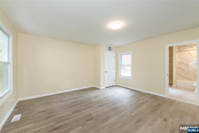 Foto del edificio - 55 Lakeside Ave