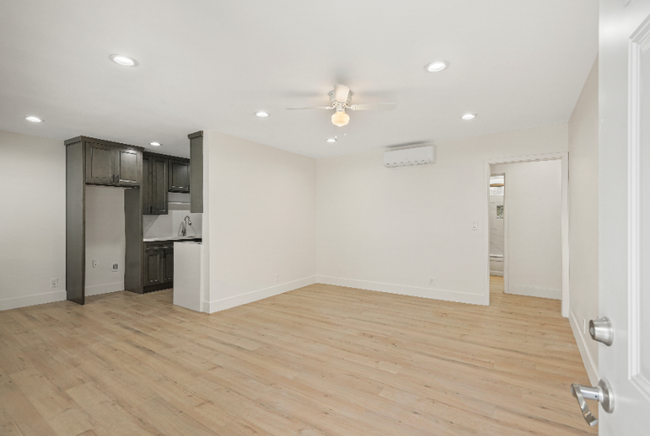 Foto del edificio - 11461 Albers St