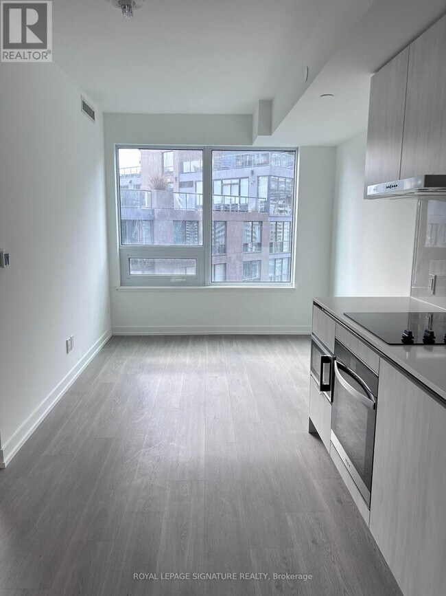 Photo du bâtiment - 8 Wellesley St W