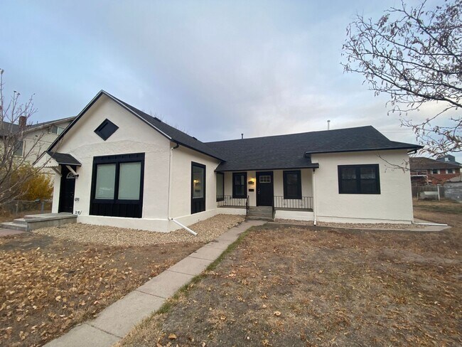 Building Photo - Beautifully remodeled 2 bed 1 bath unit in duplex!