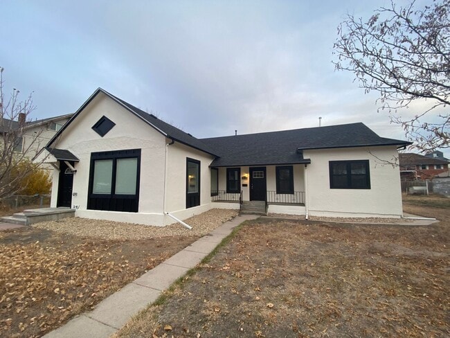Building Photo - Beautifully remodeled 2 bed 1 bath unit in...