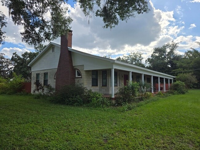 Building Photo - Charming Single Family Home with Beautiful...