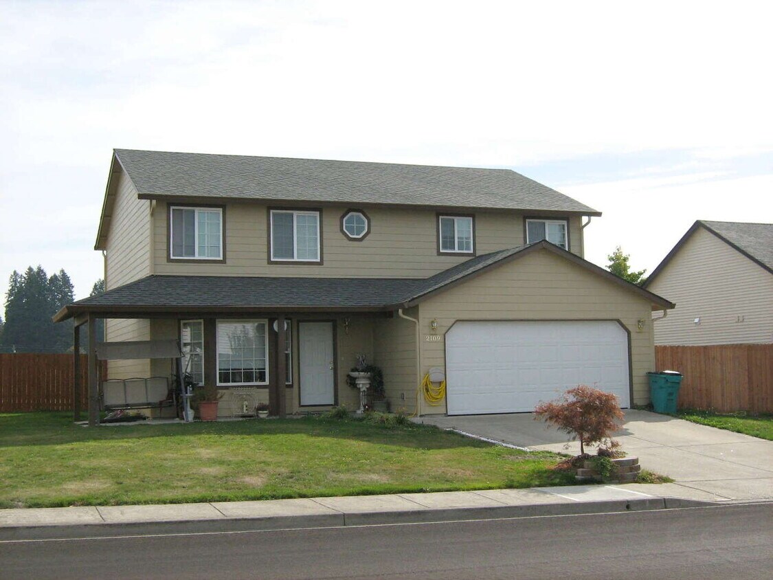 Primary Photo - Spacious 4 Bedroom Home w/ Patio & Large F...