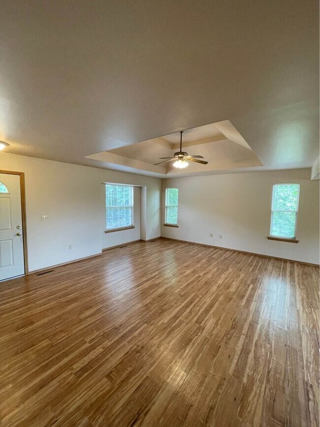 Foto del edificio - 12 Valley View Dr E