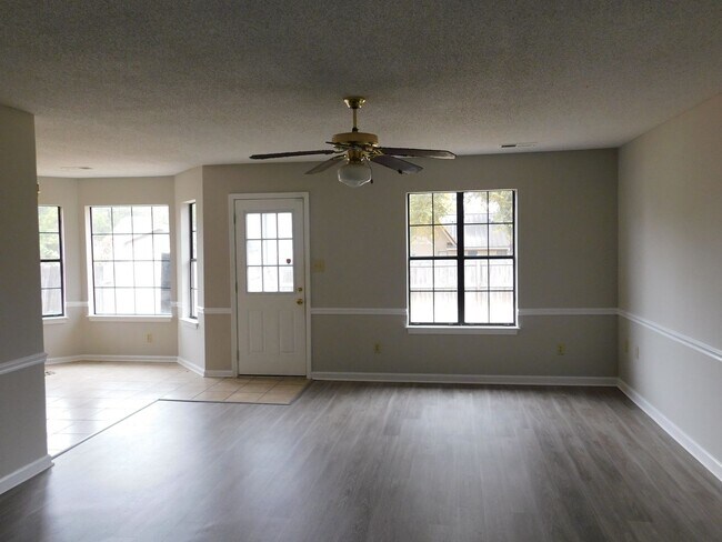 Foto del edificio - 10144 Hyman Dr