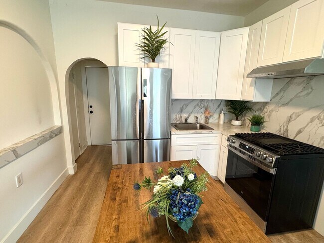 Foto del edificio - 4 Bed 2 Bath in Echo Park with Back Patio