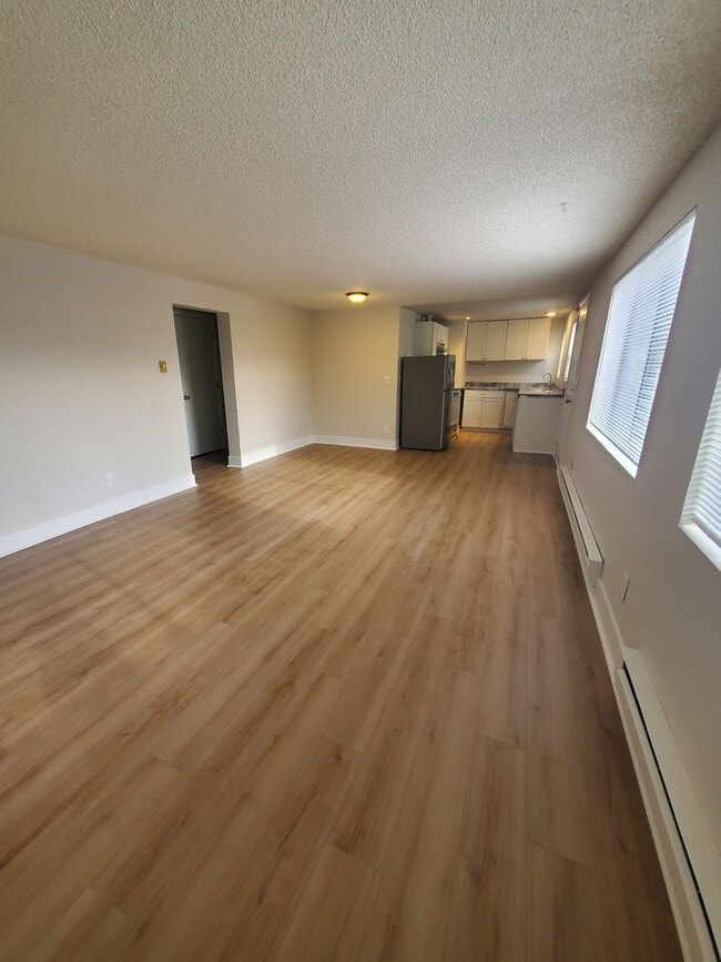 Building Photo - Now Available – Spacious 2 Bed / 1 Bath Ap...