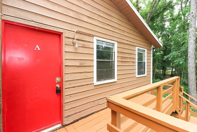 Building Photo - Adorable 2/1 in Sugatfoot Oaks