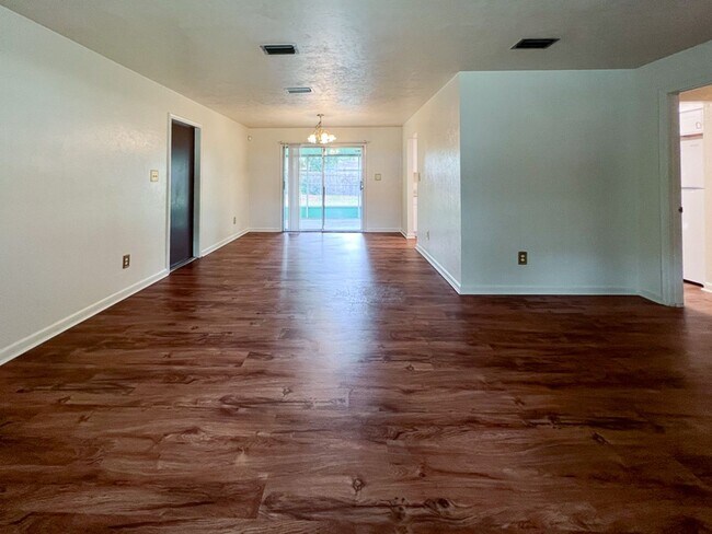 Foto del edificio - 3BR/2BA House in Northwood Pines - availab...