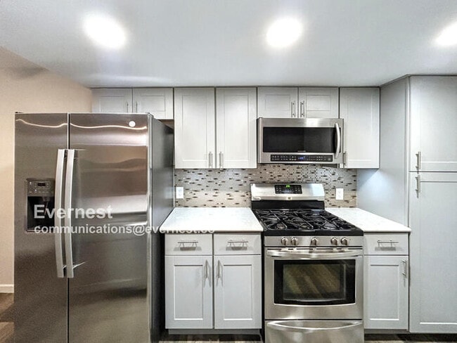 Building Photo - 2016 Henderson Cir