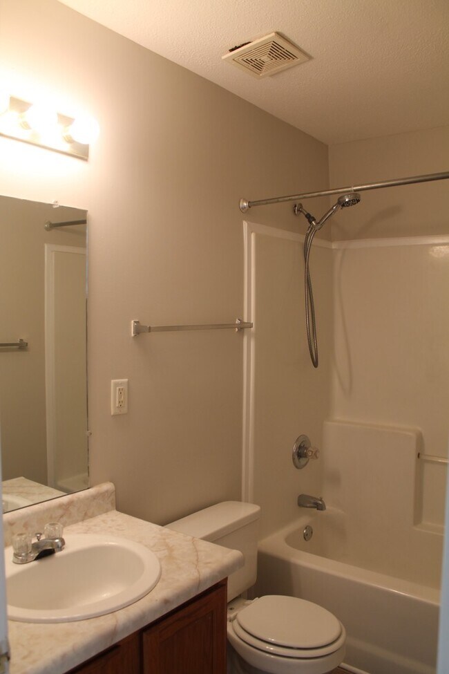 Building Photo - 940 Kingsbury Dr