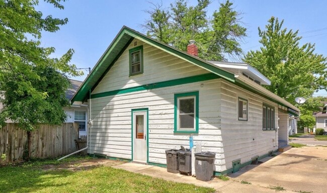 Building Photo - 2207 W Genesee Ave