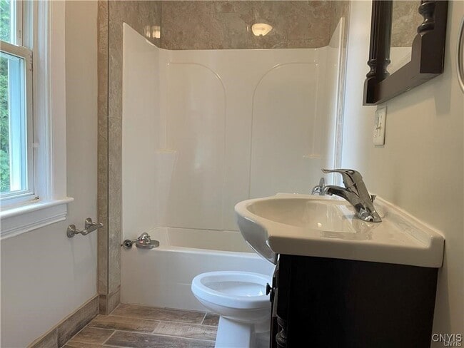 Foto del edificio - 307 Milton Ave