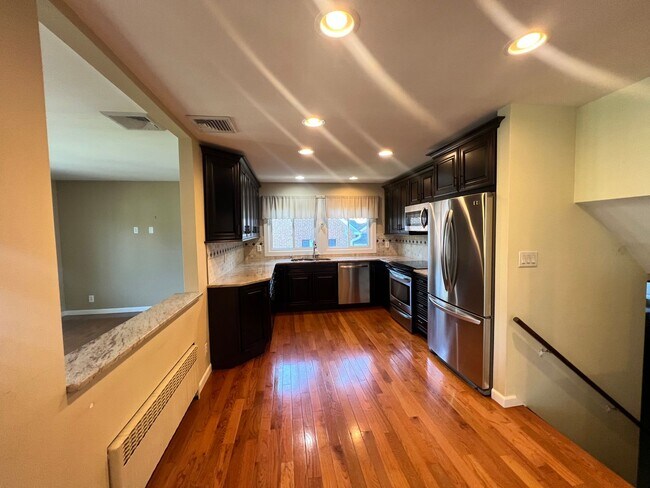 Building Photo - Beautiful 3-Bed, 3-Bath Home in West Hartford
