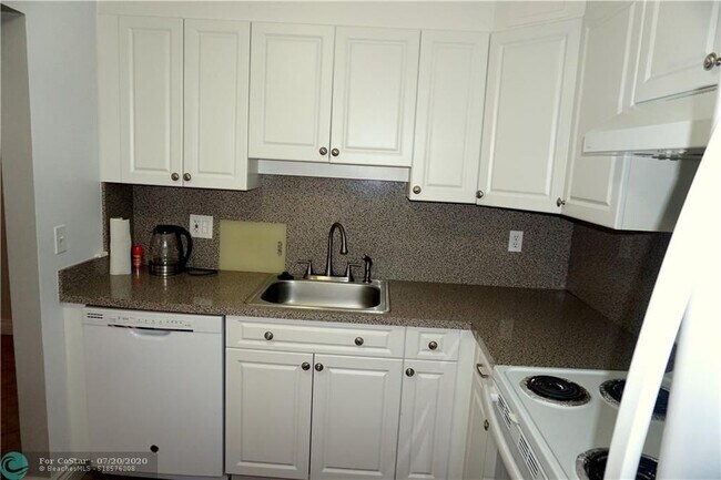 Building Photo - 2851 Somerset Dr
