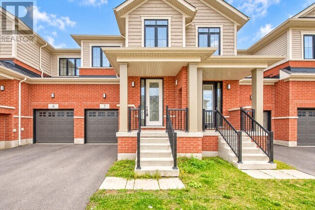 Building Photo - 7 Crossmore Cres
