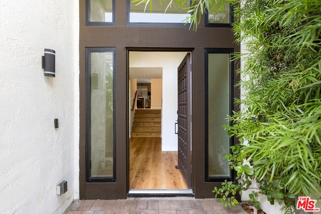 Building Photo - 1549 Palisades Dr