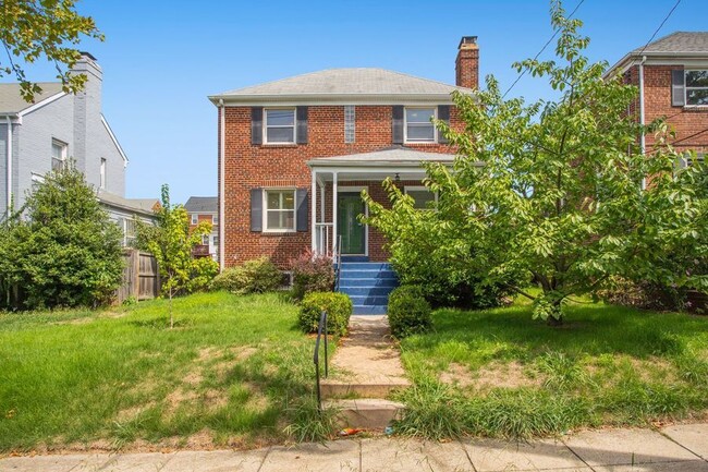 Building Photo - Beautiful Three Bed + Basement Bungalow in...
