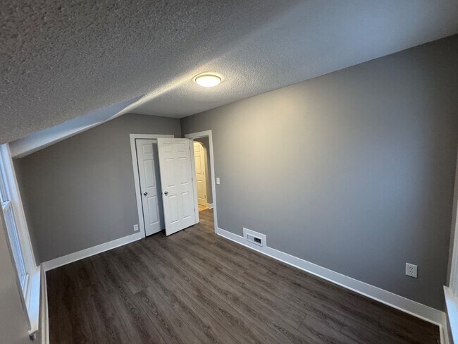 Foto del edificio - 2707 Commercial Ave