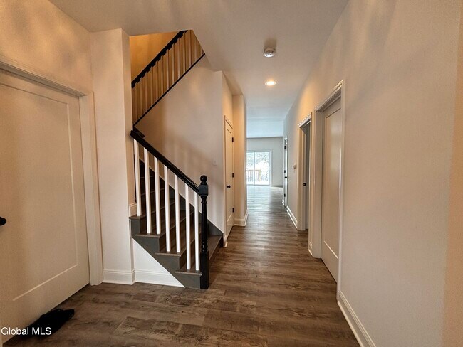 Foto del edificio - 587A Grooms Rd