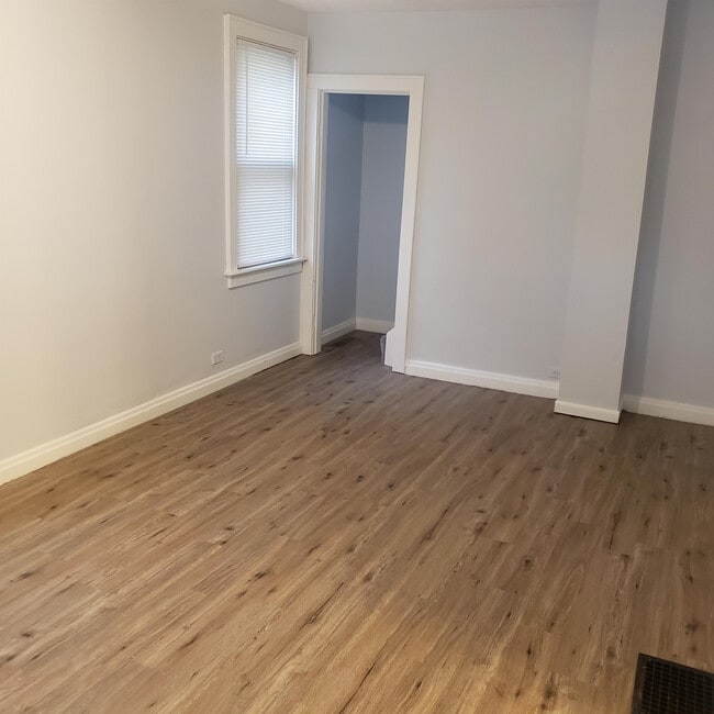 Foto del edificio - 6841 Greismer Ave