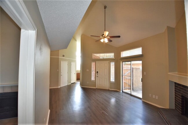 Building Photo - 6817 Driffield Cir W