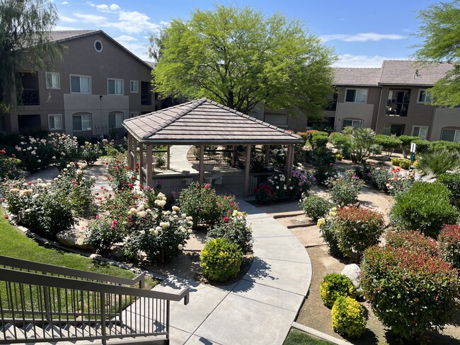 Jardín de rosas 2 - Cedar Creek Senior Apartments 55+