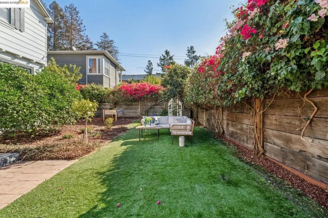 Foto del edificio - 2419 Webster St