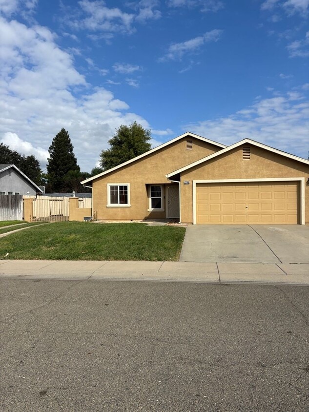 Primary Photo - Single Family Home in Live Oak.