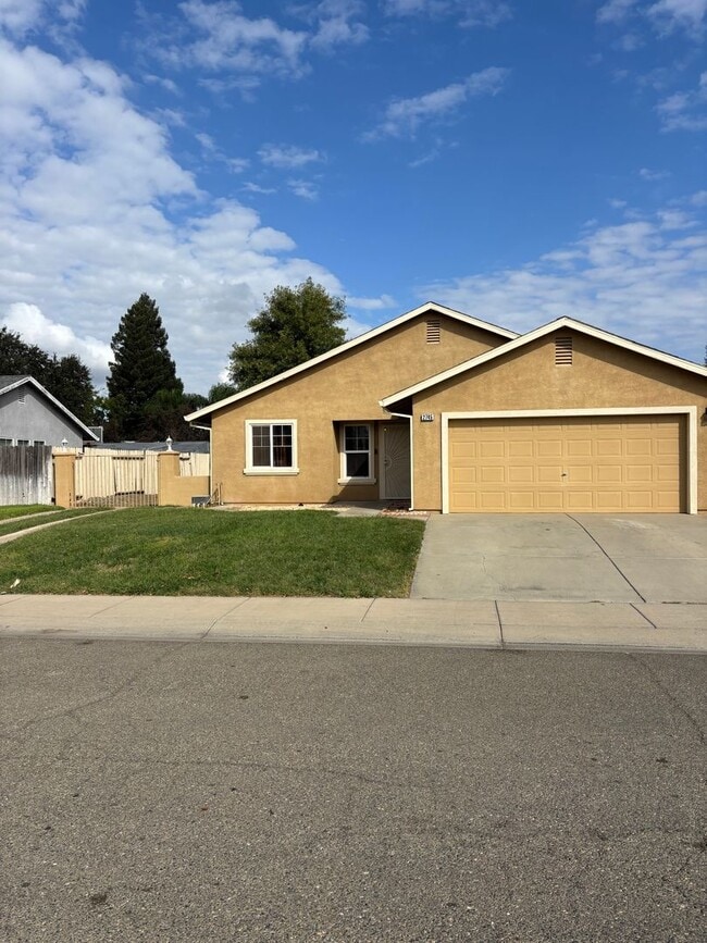 Building Photo - 2745 Deanne St