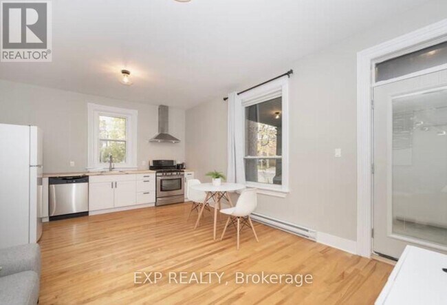 Photo du bâtiment - 149-149 Bayswater Ave
