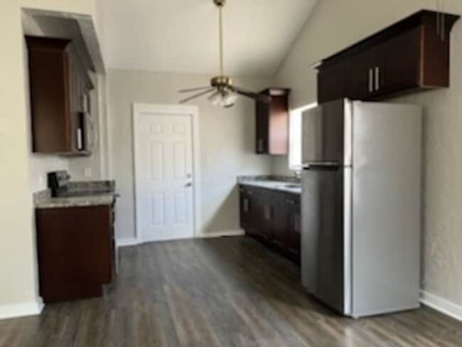 Building Photo - 667 W Osceola St