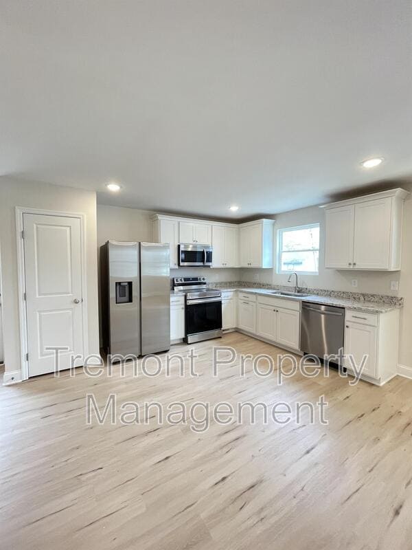 Building Photo - 322 W 41st St