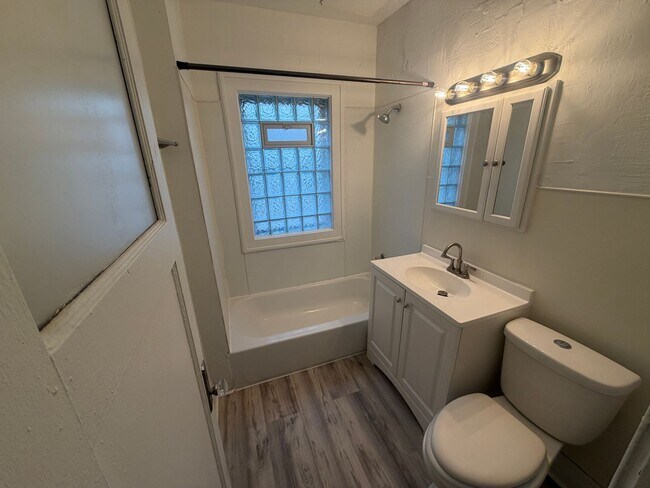 Foto del edificio - 3600 N Port Washington Rd