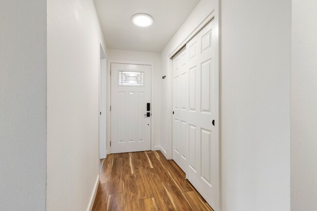 Building Photo - Newly Renovated 2BR/2BA Home with Private Balcony in Seattle