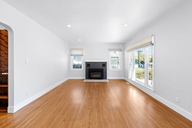 Foto del edificio - Charming Updated 2 bed, 2 bath Home near D...