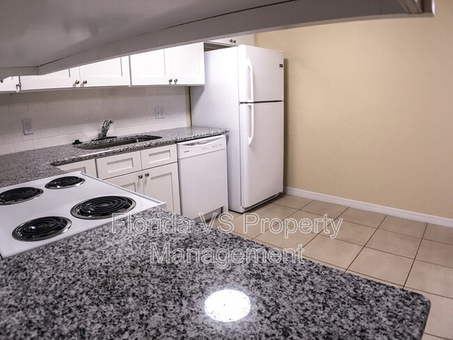 Building Photo - 330 Dundee Dr