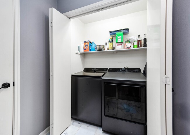 Building Photo - 739 Apple Blossom Dr