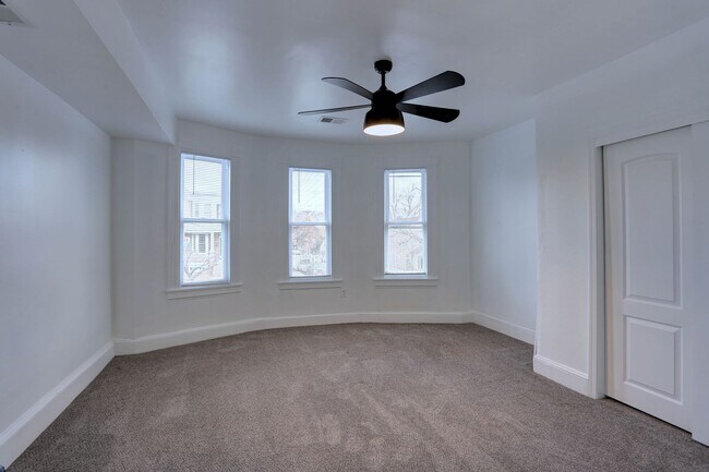 Foto del edificio - Renovated Single Family 2BR+2Bonus Rm/2.5BA Home in the Heart of Waverly