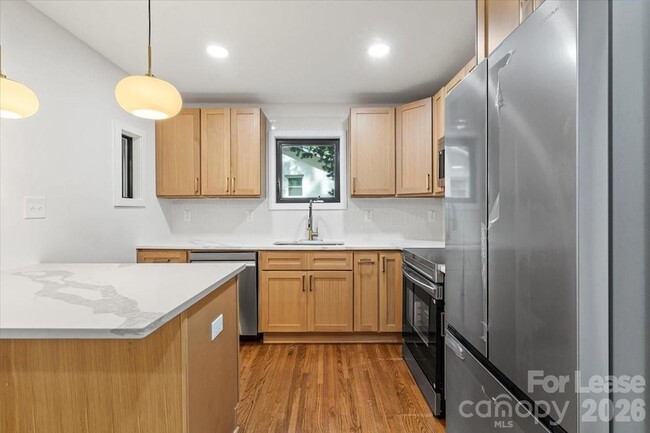 Building Photo - 2430 Dora Dr